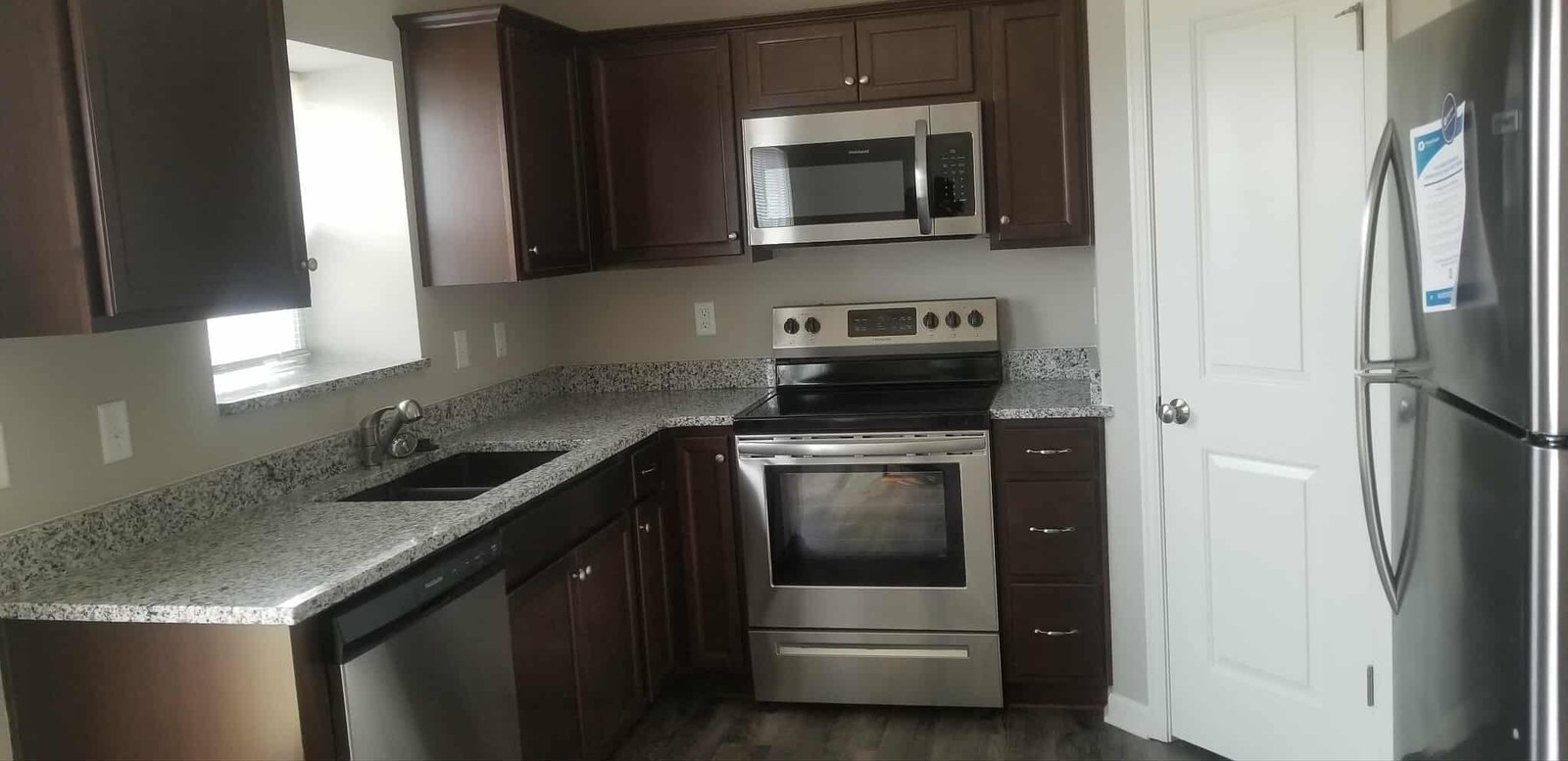 Entry and hallway floors mopped for move-in